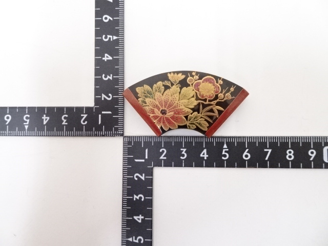 アンティーク着物 ] - 帯留 本鼈甲製 扇面型螺鈿金蒔絵花柄帯留（8g
